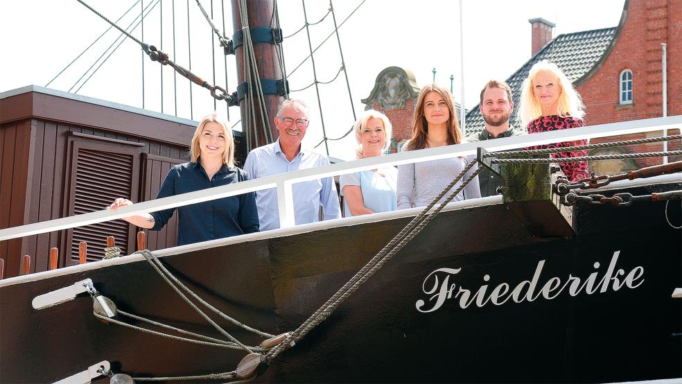 Auf zukünftige Trauungen auf der Brigg »Friederike« im Hauptkanal vor dem Papenburger Rathaus freut sich Bürgermeisterin Vanessa Gattung gemeinsam mit den Mitarbeitern aus dem Standesamt Heiner Hanneken, Anja Norda, Janine Schmitz, Timo Aalderks und Gisela Wilken (von links).  © Foto: Stadt Papenburg