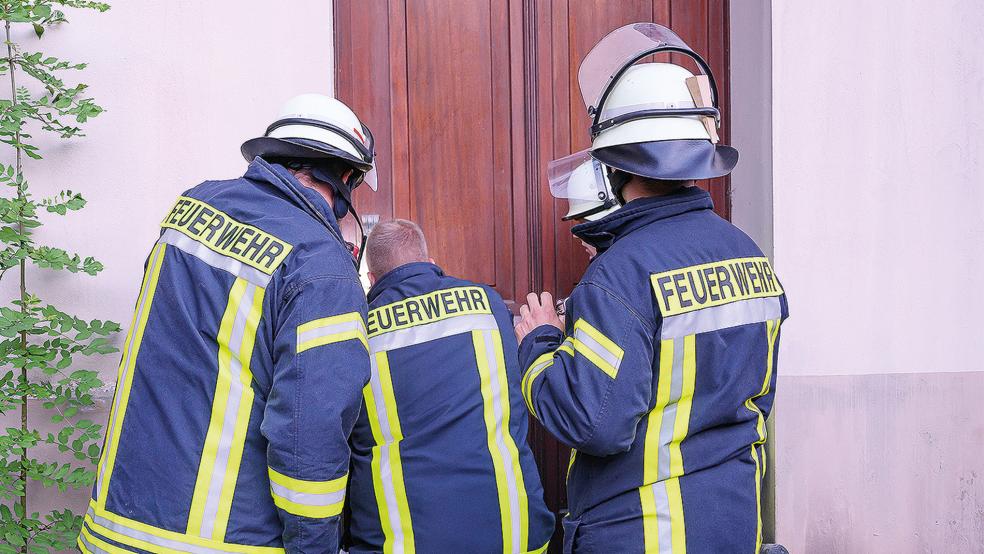Die Feuerwehr öffnete die Tür für den Rettungsdienst.  © Foto: Bruins