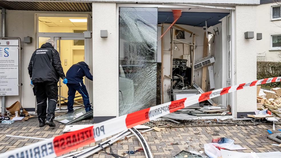 Spurensicherung nach der Sprengung eines Geldautomaten in Kierspe (Märkischer Kreis). Um sich vor solchen Szenarien zu schützen, muss die Sparkasse in ihre Automaten-Sicherheit investieren - oder Filialen schließen.  © Archiv-Foto: dpa