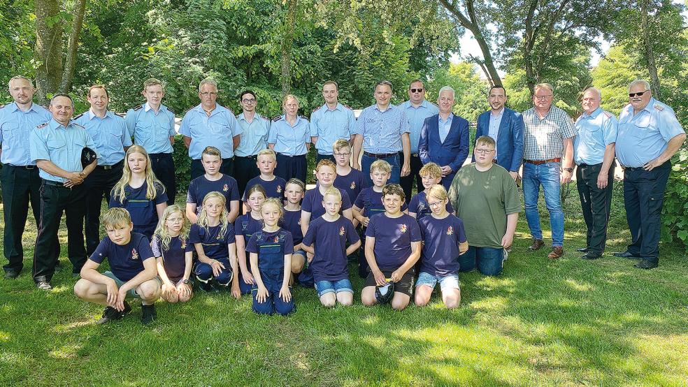 Durch die Jugendgruppe Dollart/Bunderhee (im T-Shirt) haben jetzt alle Ortswehren der Gemeinde Bunde eine eigene Nachwuchsabteilung; an der offiziellen Gründung der 40. Jugendfeuerwehr im Landkreis Leer nahmen mit den Leitern und Betreuern auch zahlreiche Ehrengäste teil.  © Foto: Kuper