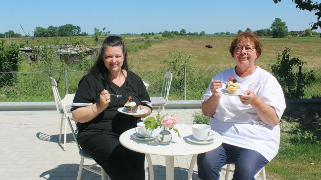 Kaffee und Kuchen vor endloser Weite