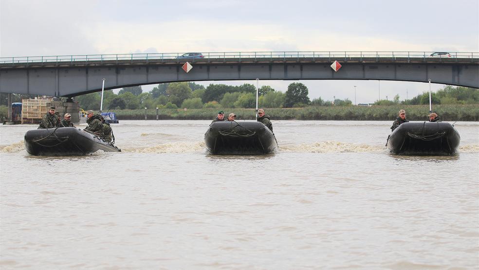 Wie hier im Bereich der Ledabrücke erfolgt die Ausbildung der Soldaten auf hiesigen Gewässern wie Ems, Leda und Jümme.  © Foto: Palkoska (Bundeswehr)