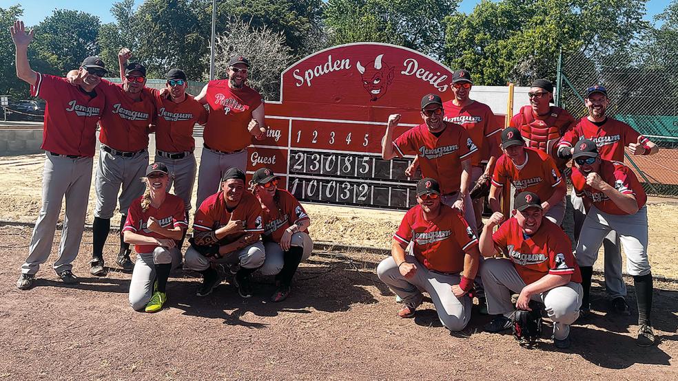 Die Jemgum Dykereeves freuten sich bereits über den ersten, sehr deutlichen 18:6-Sieg bei den Spaden Devils und machten ein Siegerfoto. Auch nach dem zweiten Spiel gab es nochmal Anlass, ein Foto aufzunehmen.  © Foto: privat