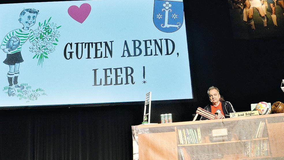 Wie in seiner bekannten Sendung im WDR, saß Arnd Zeigler auch auf der Bühne des Theaters an der Blinke in Leer an einem Schreibtisch.  © Foto: Ammermann