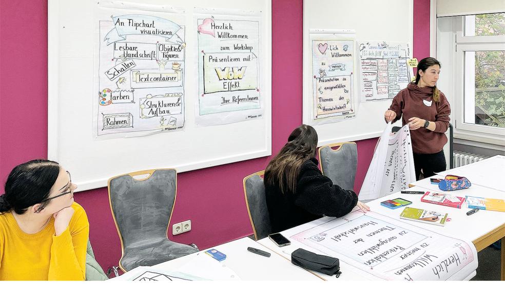 Die Auszubildenden Kerstin Meier (von links), Sarah Mannott und Manal Alosso haben im Rahmen des Schulungsprogramms an dem zweitägigen Workshop »Präsentieren mit Wow-Effekt« im Europahaus Aurich teilgenommen.  © Foto LWK Niedersachsen