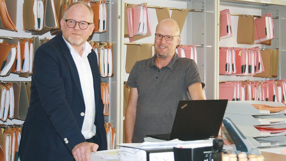 Die Aktenregale leeren sich langsam aber sicher. Seit dem 1. April werden die neuen Verfahren nur noch in Form der elektronischen Akte bearbeitet, berichteten Pressesprecher Oliver Garrels und Peter Nippen, Direktor des Sozialgerichts Aurich(von links).  © Foto: Ricken