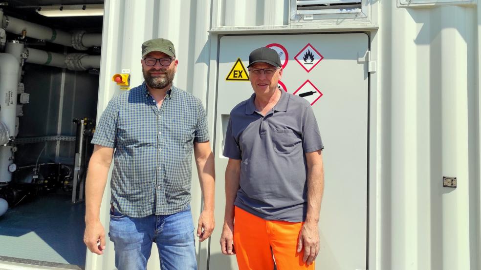 Stefan Möckel (technischer Fachbereichsleiter, links) und Wilfried Franken (Elektromeister) vom Abfallwirtschaftsbetrieb des Landkreises Leer vor der Schwachgasanlage. © Landkreis Leer