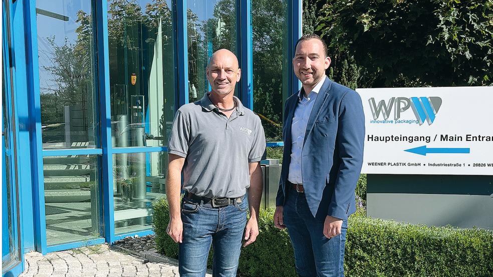 Im Gespräch: Betriebsratsvorsitzender von Weener Plastik, Herbert Nordbrock, und Nico Bloem.  © Foto: Privat 