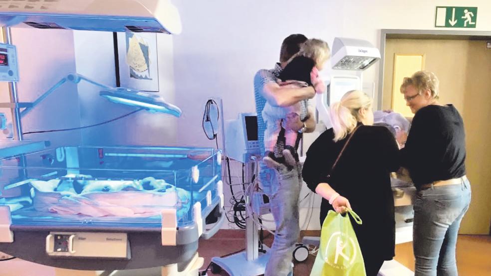 Interessierte hatten die Möglichkeiten, die Ausstattung der Geburtshilfe des Klinikums in Augenschein zu nehmen.  © Foto: Klinikum Leer