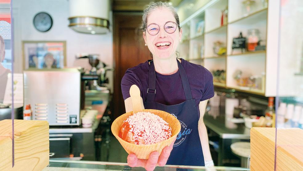 Vanessa Karafotias serviert den »Klassiker« Spaghetti-Eis. Die Eisspezialität (neuerdings im Waffelbecher und mit essbarem Löffel) ist sicher nur einer der Gründe, warum das Eiscafé »Venezia« zur beliebtesten Eisdiele des Landes gekürt wurde.  © Foto: Hanken