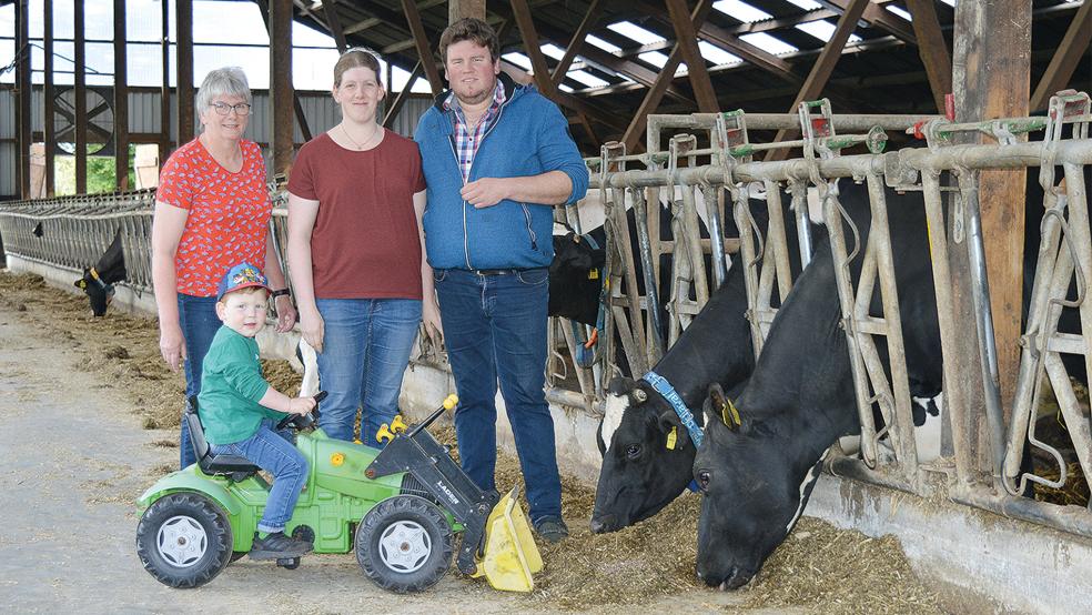 In Bühren in der Gemeinde Uplengen laden Frieda und Johann Fecht mit Sohn Jens nebst Frau Tina und den Kindern Fenja und Tim auf ihren Hof ein. Gemeinsam kümmern sie sich um 150 Milchkühe.  © Foto: LHV