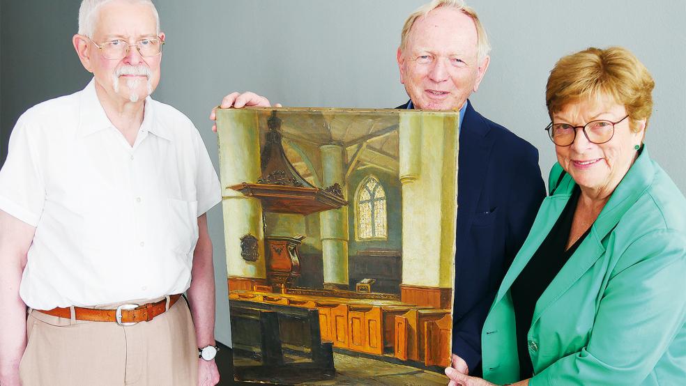 Johannes Berg (links) vom Vorstand der Gesellschaft »1820dieKUNST« durfte das Gemälde aus den Händen des Ehepaars Herlyn entgegennehmen.  © Foto: Diethelm Kranz/Ostfriesisches Landesmuseum Emden