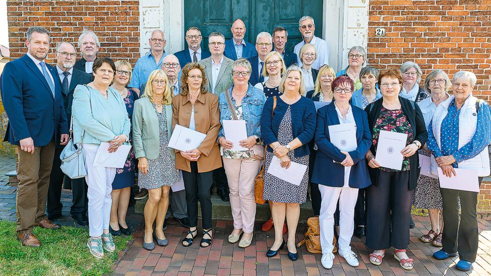 Freuten sich über ihren Festtag in Bunde: Elfriede Dreyer, Elfriede Girod (geb. Hickmann), Frieda Grupe (Kringel), Renate Heijen (Reich), Margarethe Hinderks, Berta Jäckel (Hopkes), Engeline Kruse (Bosker), Marion Loger, Ina Müller, Hannelore Oestreich (Schouwer), Brigitte Reck (Haase), Helga Ritz (Kolkmann), Hanneliese Schmehl-Brittinger (Schouwer), Cornelia Taubert (Christians), Almuth Wiechers, Kea Roswitha de Witt, Albrecht Buss, Wilfried Dannen, Hans-Günther Deinis, Martin Frey, Hebo Groeneveld, Hermann Groeneveld sowie Karlheinz Hinderks mit Theodor Schaefer und Pastor Heiko Rademaker sowie (links) den Ältesten Marco Steinhagen und Heinrich Sonnenberg.  © Foto: Bruins