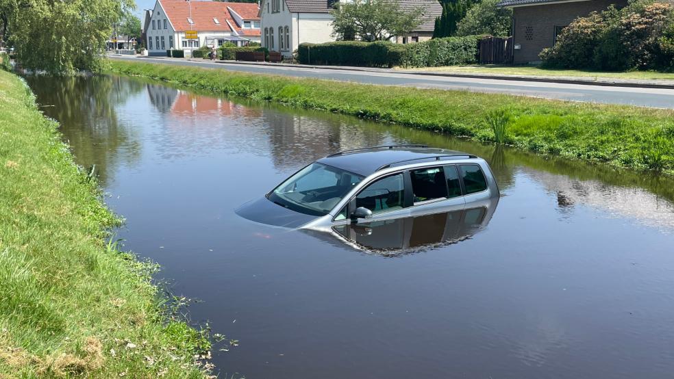Ein Autofahrer landete mit seinem Fahrzeug im Kanal. Danach lief er davon.  © Feuerwehr Papenburg