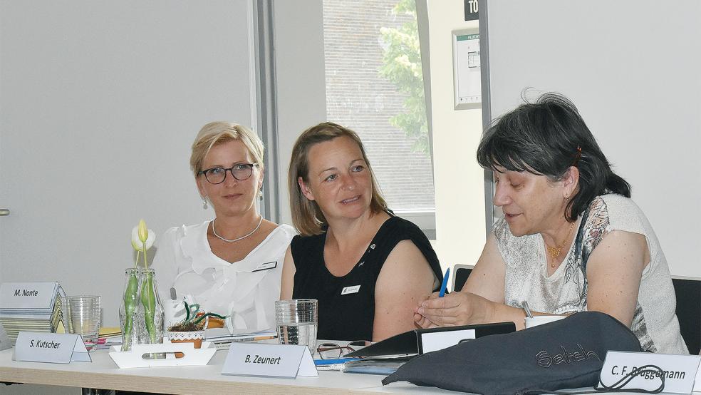 Anna Kuhn (von links) und Sabine Kutscher (Landkreis-Migrationsbericht) sowie Birgit Zeunert (Integrationsbeauftragte der Gemeinde Bunde) informierten den Kreistags-Ausschuss für Gleichstellung, Familienförderung und Migration.  © Foto: Kuper