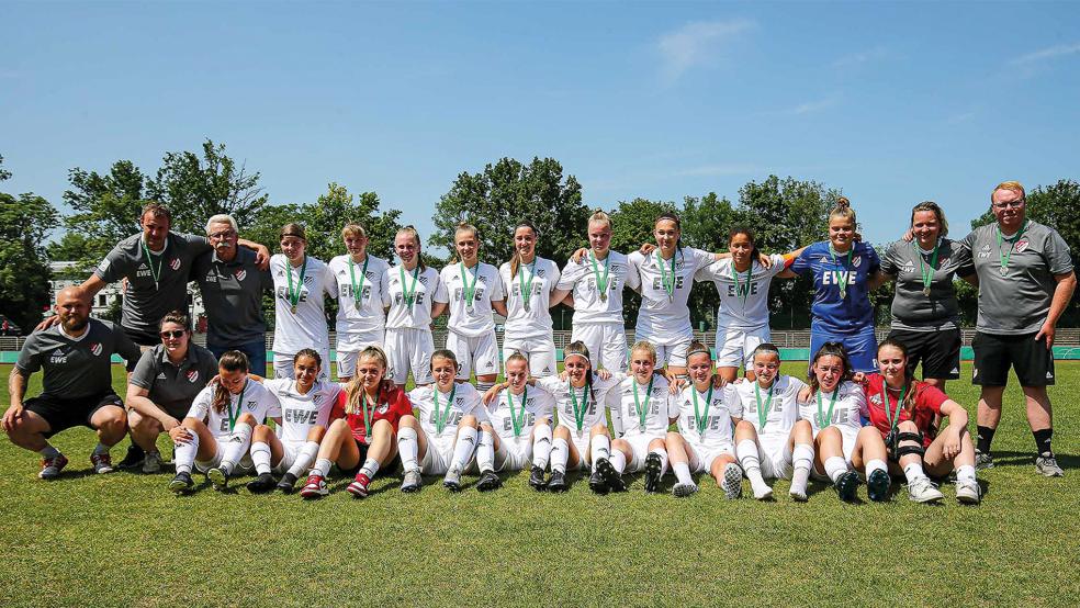 Die B-Juniorinnen der SpVg Aurich dürfen sich nach dem 1:2 im Finale gegen Leverkusen Deutscher Vizemeister nennen.  © Foto: privat