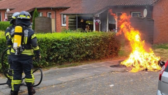 Papiercontainer in Flammen