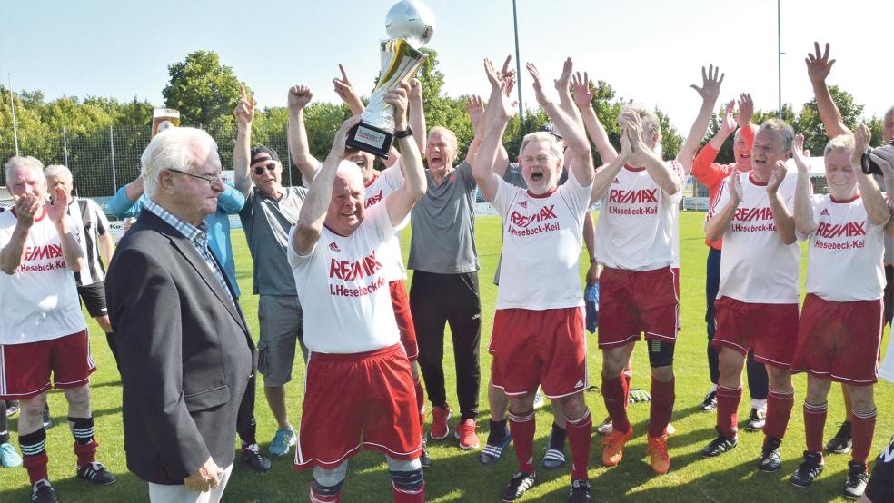 Schirmherr Rudolf Seiters überreichte dem Siegerteam den Pokal.  © Foto: Ammermann