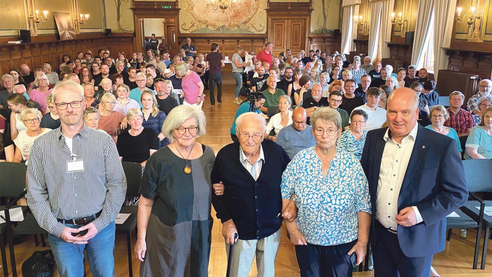 Vor dem Vortrag im historischen Rathaussaal (von links): Oliver Freise (Heimatmuseum), Hilke Boomgarden (Heimatverein), Albrecht Weinberg und Gerda Dänekas sowie Bürgermeister Claus-Peter Horst.  © Foto: Behrendt (Stadt Leer)