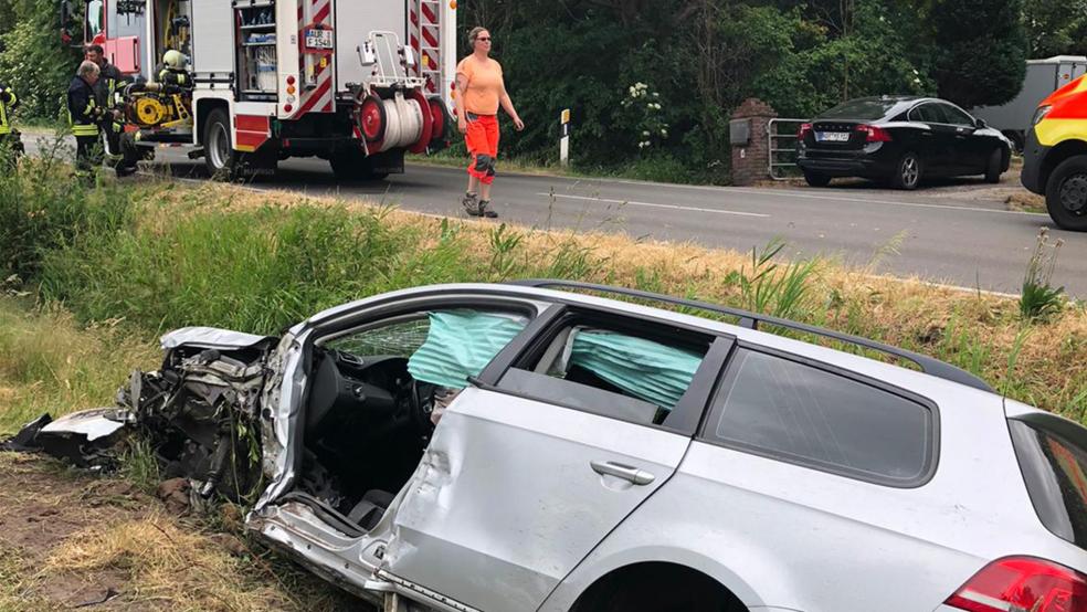Nach dem Zusammenstoß mit einem Bus landete dieses Auto in einem Graben, die Fahrerin wurde dabei in ihrem Wagen eingeschlossen.  © Foto: Feuerwehr