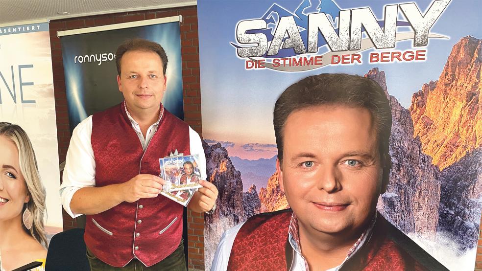 »Dolomitengold« heißt die neue CD des volkstümlichen Schlagersängers Sanny aus Tichelwarf, die er jetzt in Weener vorstellte.  © Foto: Kuper