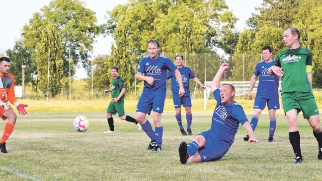 Ü40-Kicker aus Bingum scheitern im Halbfinale