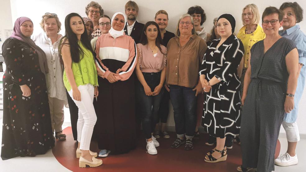 Die Absolventinnen sowie die Dozentinnen der Weiterbildung mit den Verantwortlichen der Volkshochschule, des Jobcenters und der Agentur für Arbeit.  © Foto: VHS Leer