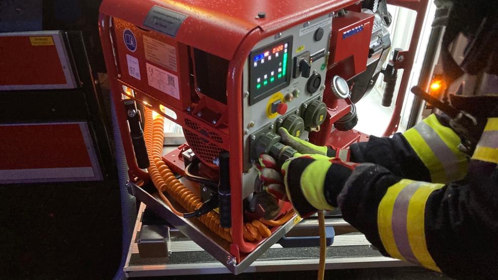 Mit einer Pumpe im Hausanschlussschacht entlastet die Feuerwehr die Rückschlagklappen in drei Kellern einer Wohnanlage auf Juist. © Feuerwehr Juist