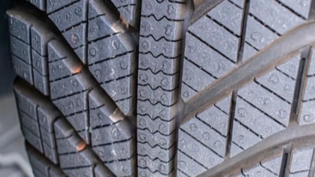 Weeneraner Wohnmobil überschlägt sich nach Reifenplatzer