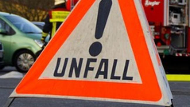 Lieferwagen rammt Pkw im Gegenverkehr