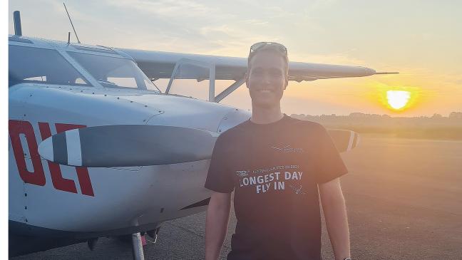 In Sonnenuntergang fliegen