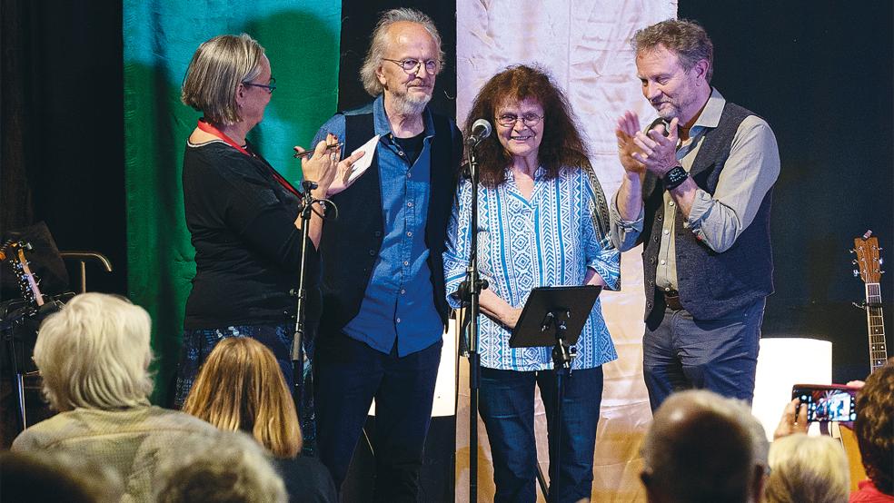 Viel Applaus für Margritt Kubik-Harms und Herbert Kubik vom Publikum und von der Vorsitzenden des Vereins »Kunst und Kultur in Ostfriesland« Anita Schürmann (links) sowie ihrem Stellvertreter Otto Groote (rechts).  © Foto: Christian Sperber