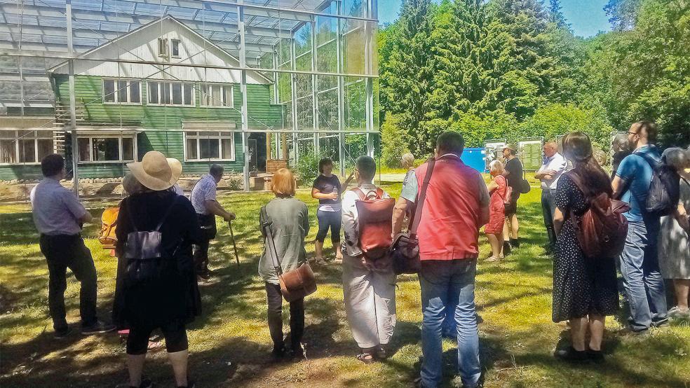 30 Interessierte besuchten das ehemalige Durchgangslager Westerbork. Das Bild zeigt das erhaltene Haus der früheren Lagerkommandantur.  © Foto: Privat