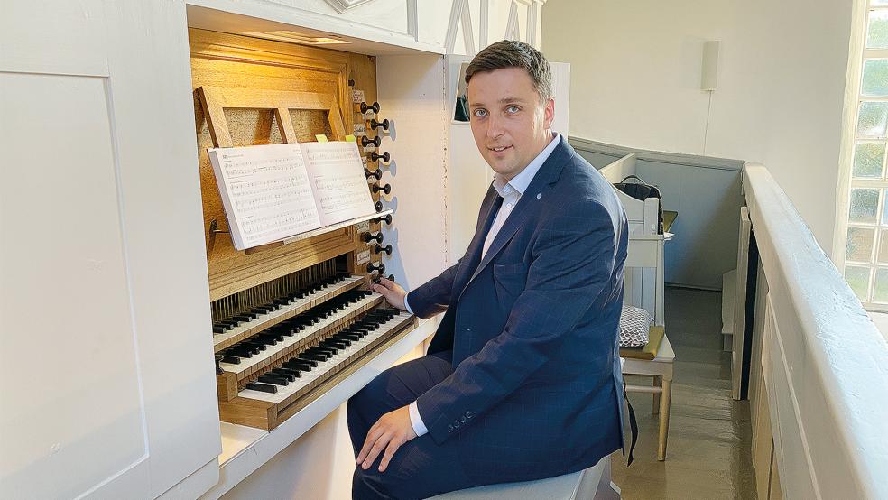 Michał Markuszewski aus Warschau ließ die überwältigende Klangpracht der Französischen Orgel in der Stapelmoorer Kirche erklingen und wurde dafür begeistert gefeiert.  © Foto: Kuper