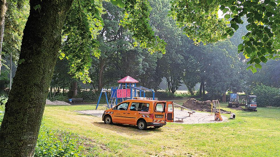 Im Stadtpark am Burgweg in Weener waren gestern Mitarbeiter des städtischen Bauhofes aktiv.  © Foto: Szyska