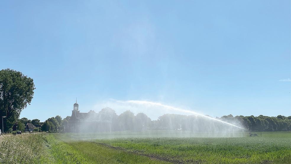 Landwirte in der benachbarten Provinz Groningen setzen aufgrund der Trockenheit vermehrt Bewässerungssysteme ein, wie hier in der Nähe von Nieuw Beerta in der Gemeinde Oldambt. Diese nehmen stündlich bis zu 60 Kubikmeter Wasser aus den Gräben.  © Foto: Kuper