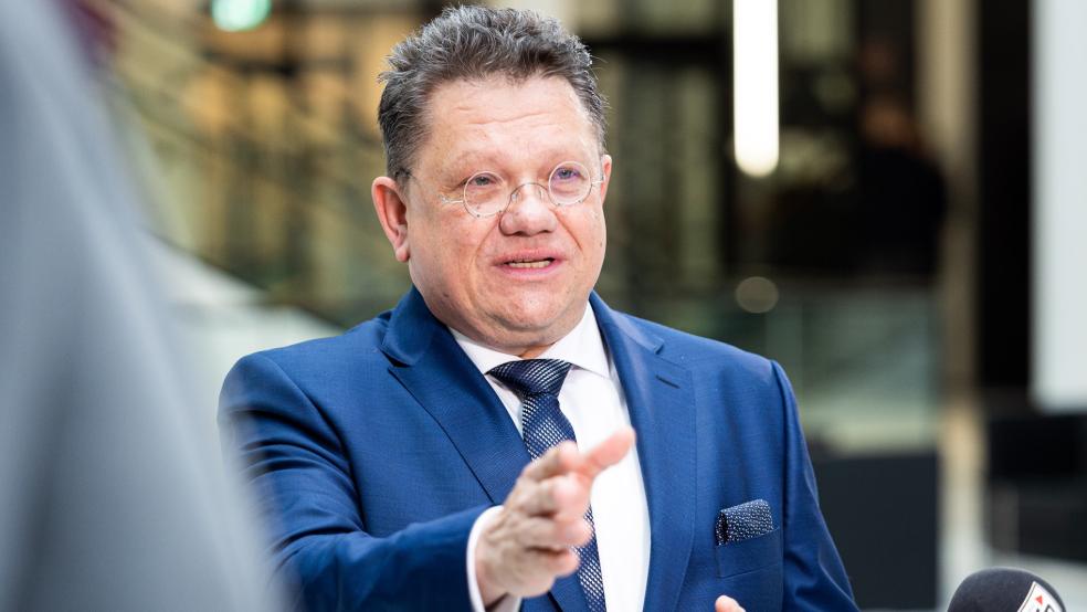 Niedersachsens Gesundheitsminister Andreas Philippi verteidigt die Umwandlung der Ubbo-Emmius-Klinik in Norden. © dpa
