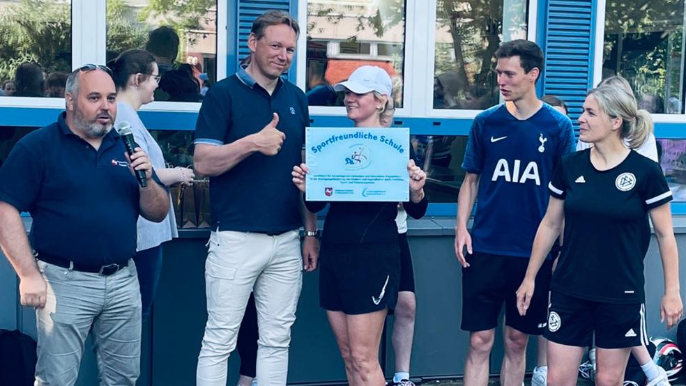 Der Fachberater für Schulsport bei der Landesschulbehörde, Thomas Ernhardt, überreichte das Zertifikat »Sportfreundliche Schule« an den stellvertretenden Schulleiter Andreas Eden sowie die Lehrkräfte Maren Kleinhans, Henning Roolfs und Anja Klimm (von links).  © Foto: F. Veenhuis