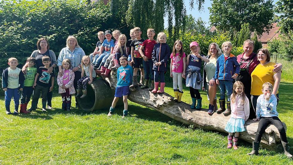 Steffi und Peter Brink empfingen die Vorschulkinder des Kindergartens Stapelmoor auf ihrem Hof in Vellage. © Fotos: Kindergarten Stapelmoor