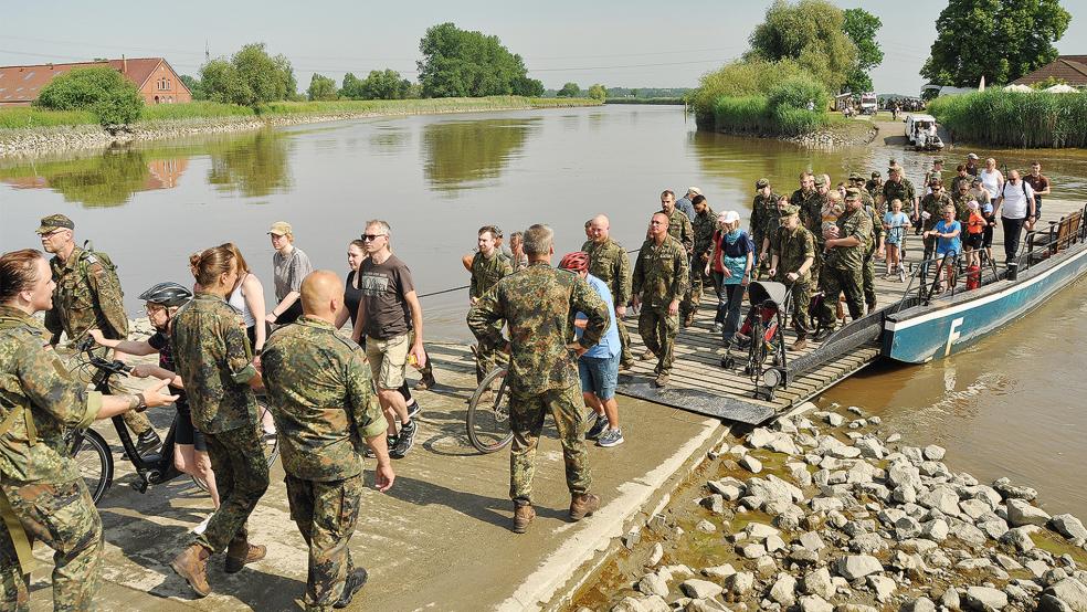 Am traditionellen »Püntemarsch« beteiligten sich hunderte Soldaten und Bürger.  © Foto: Wolters
