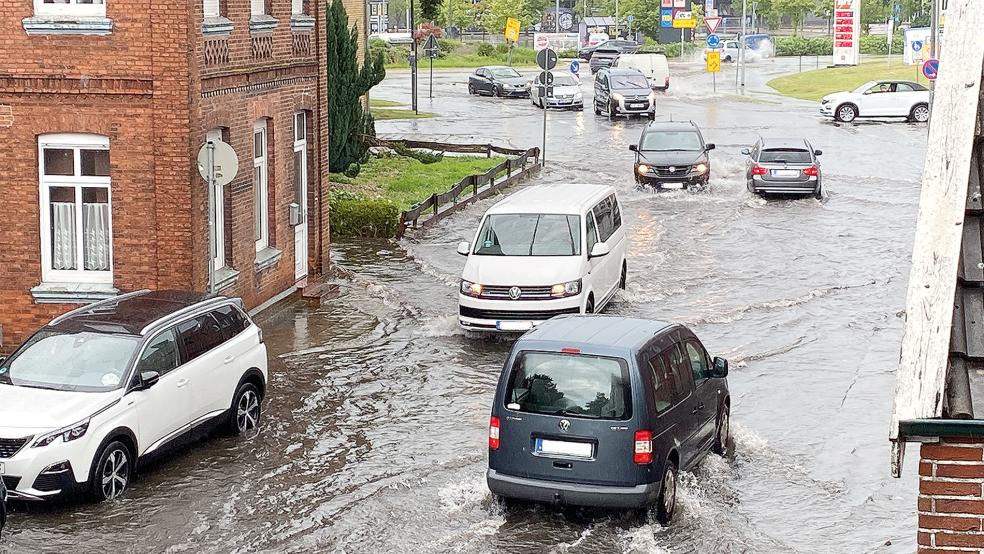 Land unter: Die Risiusstraße in Weener wird bei Regen immer wieder von Wassermassen überschwemmt.  © Foto: Hanken/Archiv