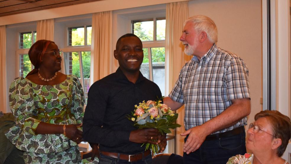 Ein Blumenstrauß für den neuen Vorsitzenden der Awo im Kreis Leer, Kozi Kezie. Georg Huisinga aus Boen, bisheriger 2. Vorsitzender, gratuliert zum einstimmigen Ergebnis. Darüber freute sich auch Ehefrau Tchilalo Kezie. © privat