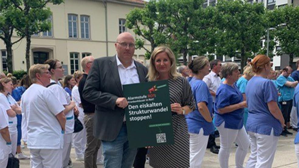 Heiko Goldenstein, Geschäftsführer der Arbeitsgemeinschaft der ostfriesischen Krankenhäuser, und Sarah Sebeke, stellv. Geschäftsführerin, bei der Kundgebung am 20. Juni 2023 in Oldenburg. © Privat