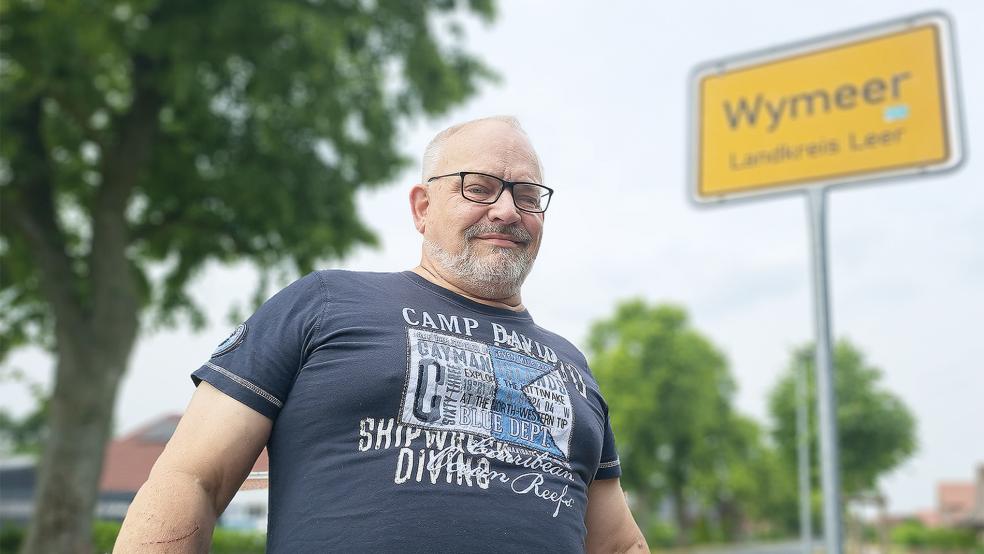 Der Wymeerster Ortsvorsteher Werner Jansen ist seit April im Amt. Er ist damit einer von zurzeit 24 Rheiderländern mit der Aufgabe, als Ehrenbeamter die Belange der Ortschaft gegenüber der Kommune zu vertreten.  © Foto: Szyska