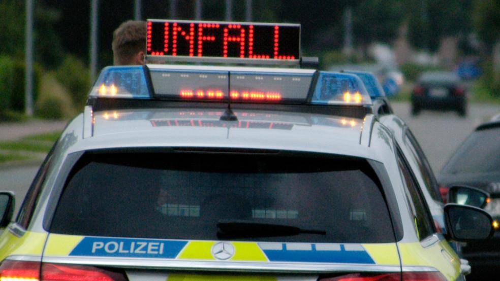 Der 23-jährige Autofahrer hatte Glück im Unglück und wurde nur leicht verletzt. Allerdings musste die Autobahn komplett gesperrt werden, um die Fahrbahn nach dem Unfall zu reinigen. © Hoegen