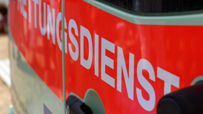 80-Jähriger fährt mit seinem Rollstuhl in einen Graben