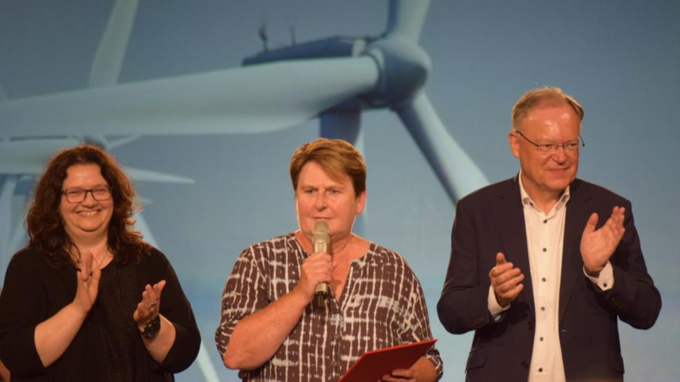 Applaus für Johanne Modder (Mitte). Links im Bild die SPD-Bundestagsabgeordnete Anja Troff-Schaffarzyk, rechts Landesvorsitzender Stephan Weil. © Schröder/SPD