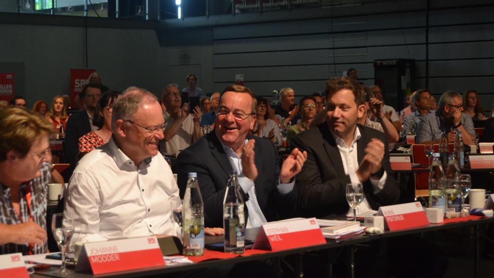 Johanne Modder und Stephan Weil mit Bundesverteidigungsminister Boris Pistorius und dem SPD-Bundesvorsitzenden Lars Klingbeil (von links). © Harms