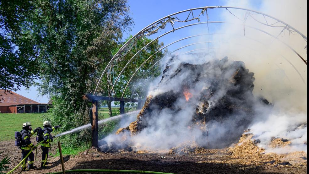 Das Heu in der Rundhalle steht in hellen Flammen, rund 50 Feuerwehrleute sind vor Ort im Einsatz. © Bruins