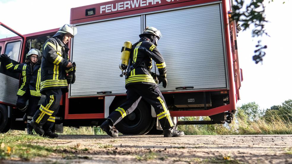 Zwei Feuerwehren, hier ein Symbolfoto, waren heute an der Autobahnauffahrt in Bingum im Einsatz, um einen Böschungsbrand zu löschen. © Klemmer